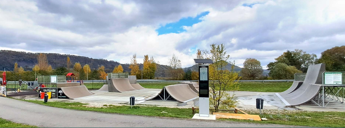 EMlines infopoint pri skateparku — digitálna tabuľa vo verejnom priestore