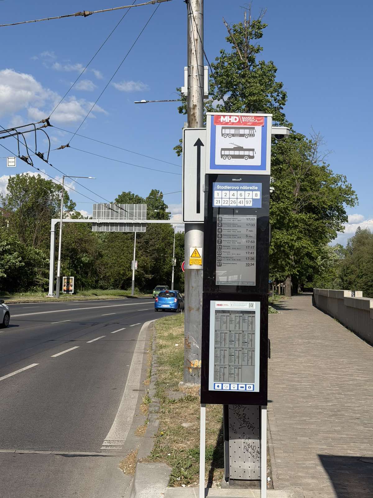 Prístrešok zastávky s informačným panelom EMlines