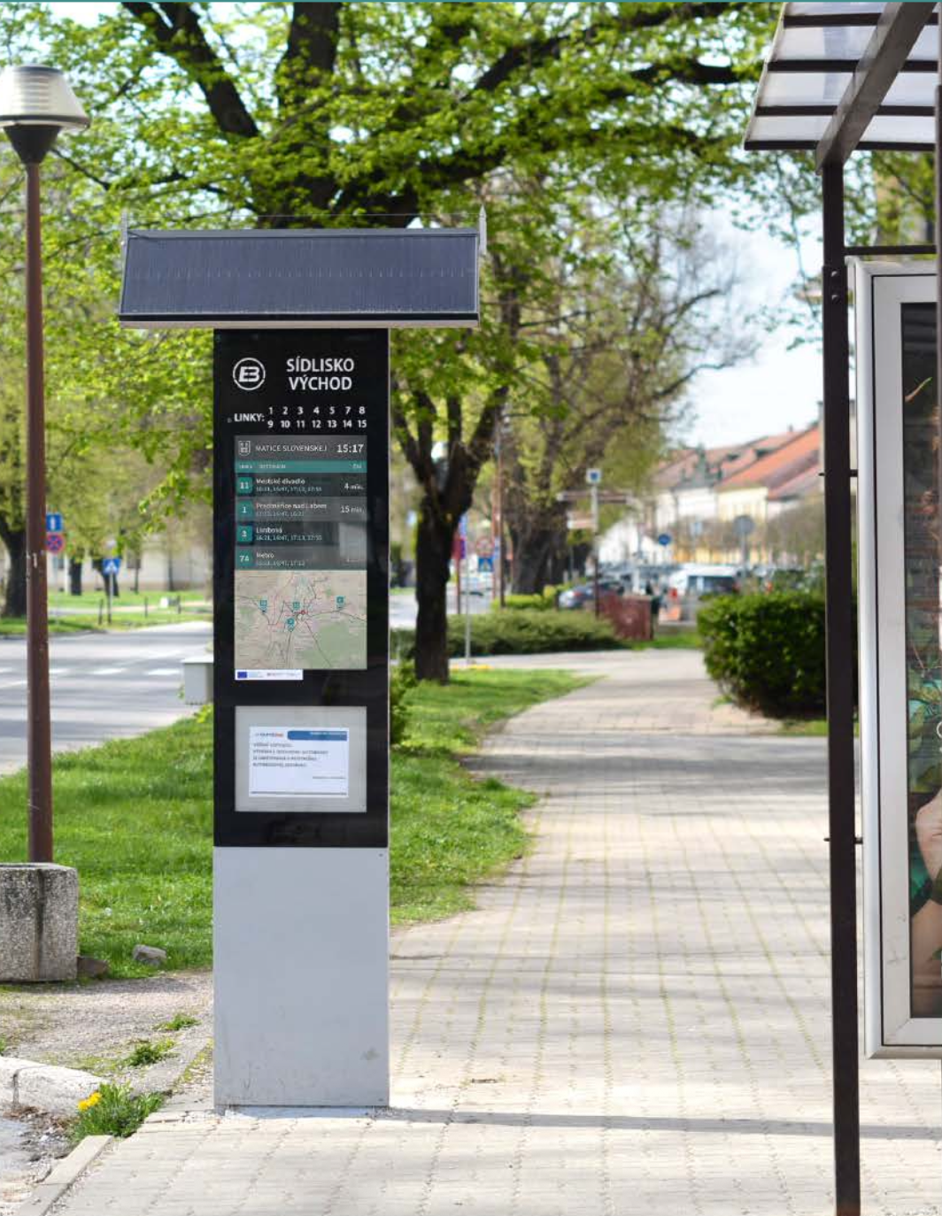 Označník EMlines vedľa autobusovej zastávky